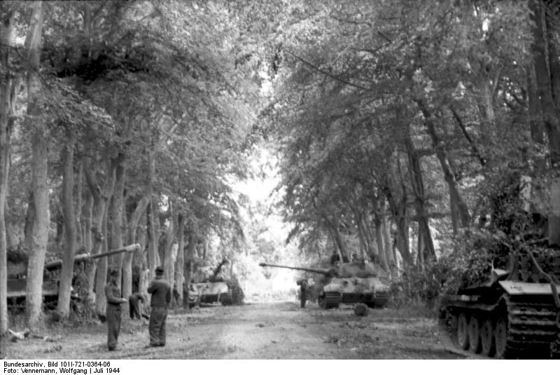 Bundesarchiv_Bild_101I-721-0364-06_Canteloup_Panzer_VI_Tiger_II_Konigstiger.jpg