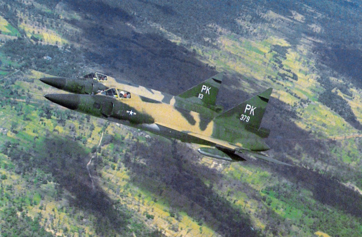 F-102As_509FIS_over_Vietnam_Nov1966.jpg