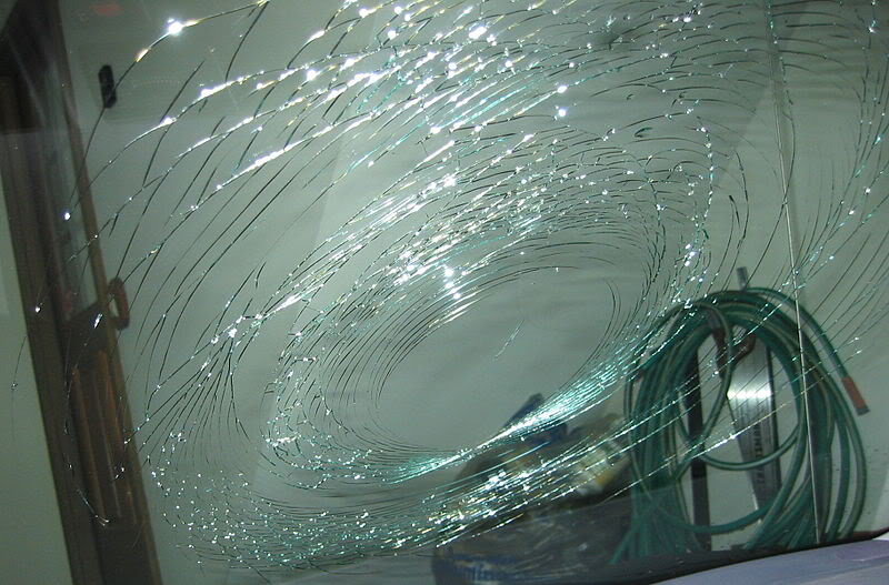 800px-Spiderweb_windscreen.jpg