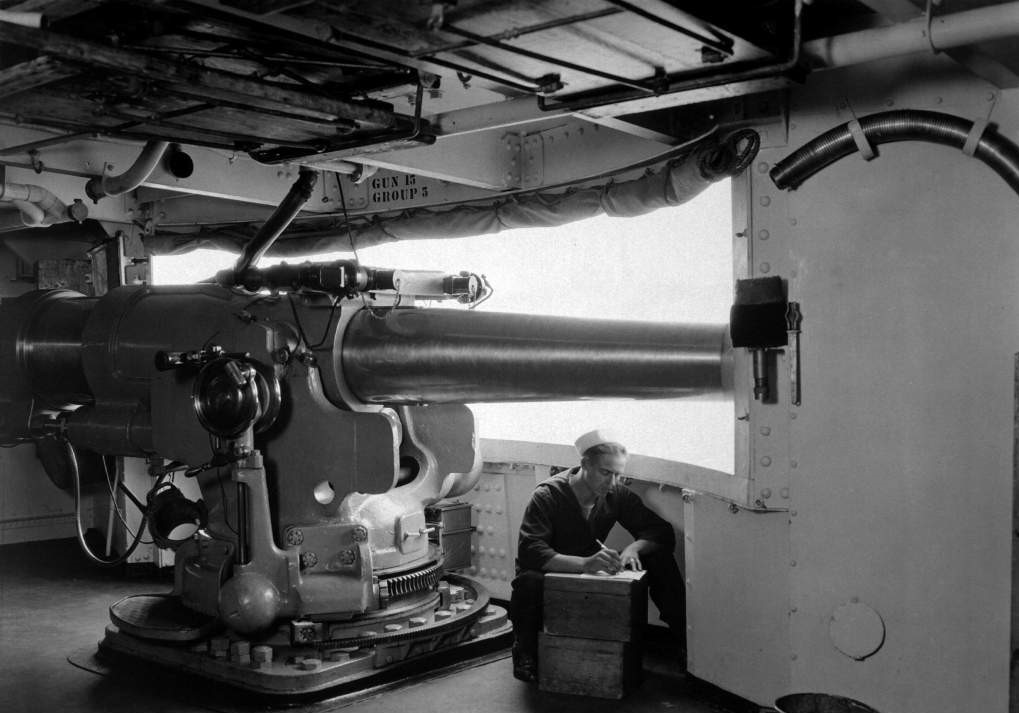 Looking-out-5-Inch-gun-port-of-the-Pennsylvania-BB-38-Ca_-1918_-Note-the-caption-says-72727-inch-gun22_-historyinfotos~0.jpg