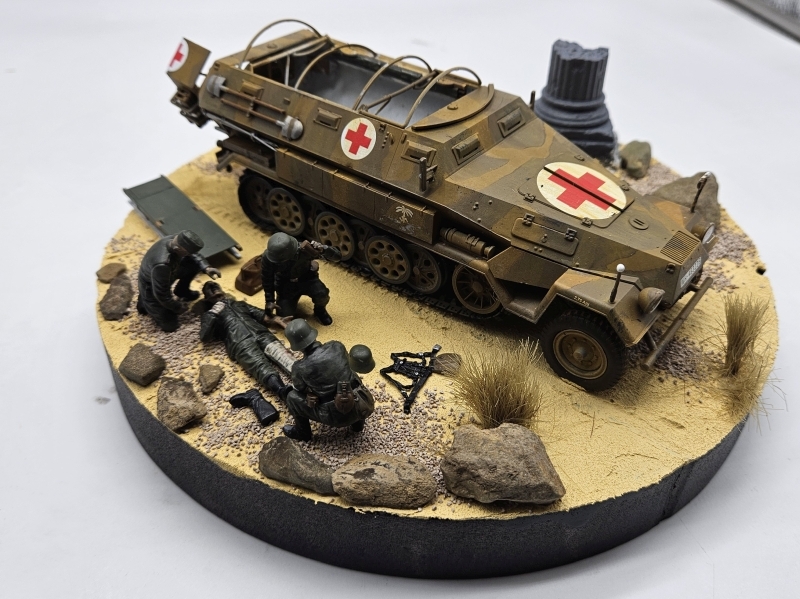 ‘Krankenpanzerwagen with Medical Personnel (IPMS).jpg