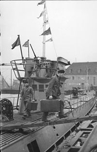 200px-Bundesarchiv_Bild_101II-MW-5613-30A,_Wilhelmshaven,_U-Boot-Männer_gehen_an_Land.jpg
