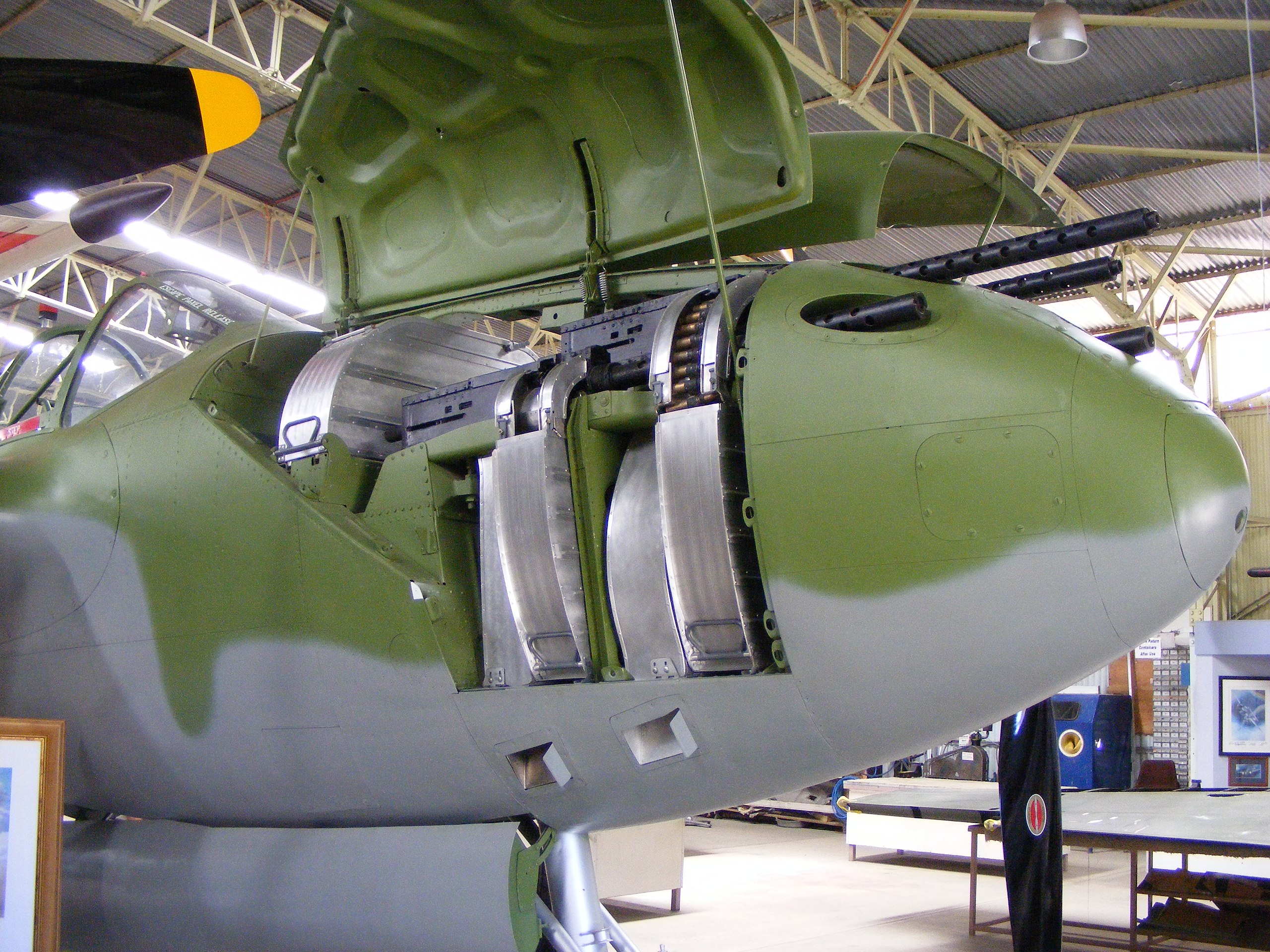 2560px-P-38_gun_detail.jpg