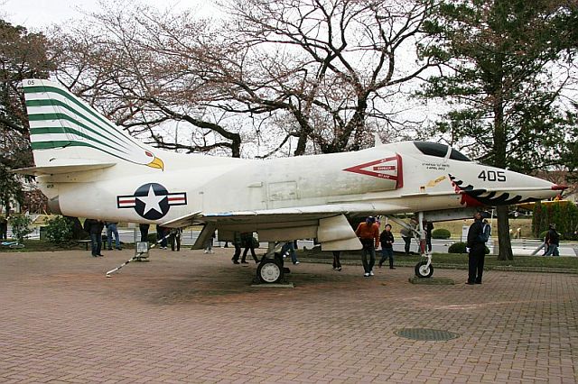 A-4 Skyhawk2atsugi640px.jpg