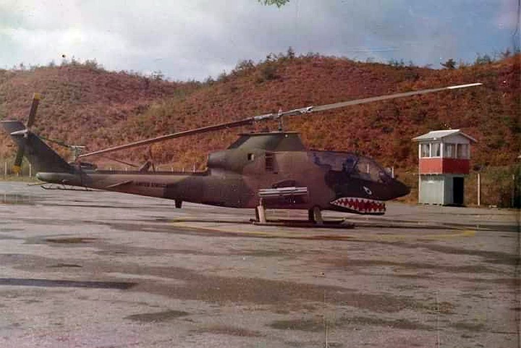 AH-1G 67-15452 Petes Pet Snake 00.jpg
