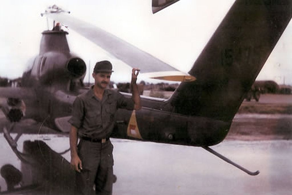 AH-1G 67-15475 Judy in the Sky 02.jpg