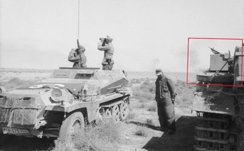 Bundesarchiv_Bild_101I-784-0241-01,_Nordafrika,_Soldaten_in_Schützenpanzer 1.jpg