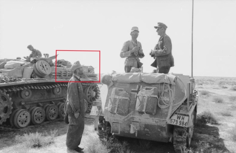 Bundesarchiv_Bild_101I-784-0241-45,_Nordafrika,_Schützenpanzer,_Sturmgeschütz 1.jpg
