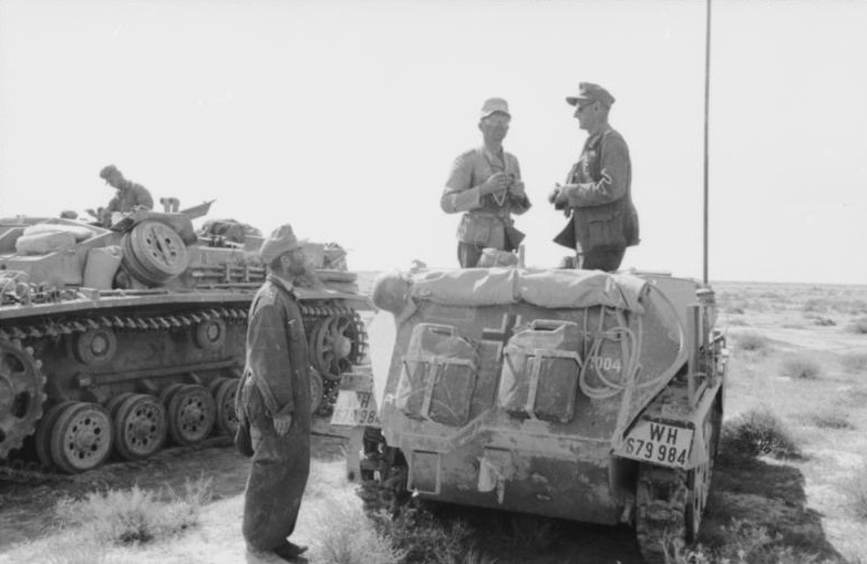 Bundesarchiv_Bild_101I-784-0241-45,_Nordafrika,_Schützenpanzer,_Sturmgeschütz.jpg