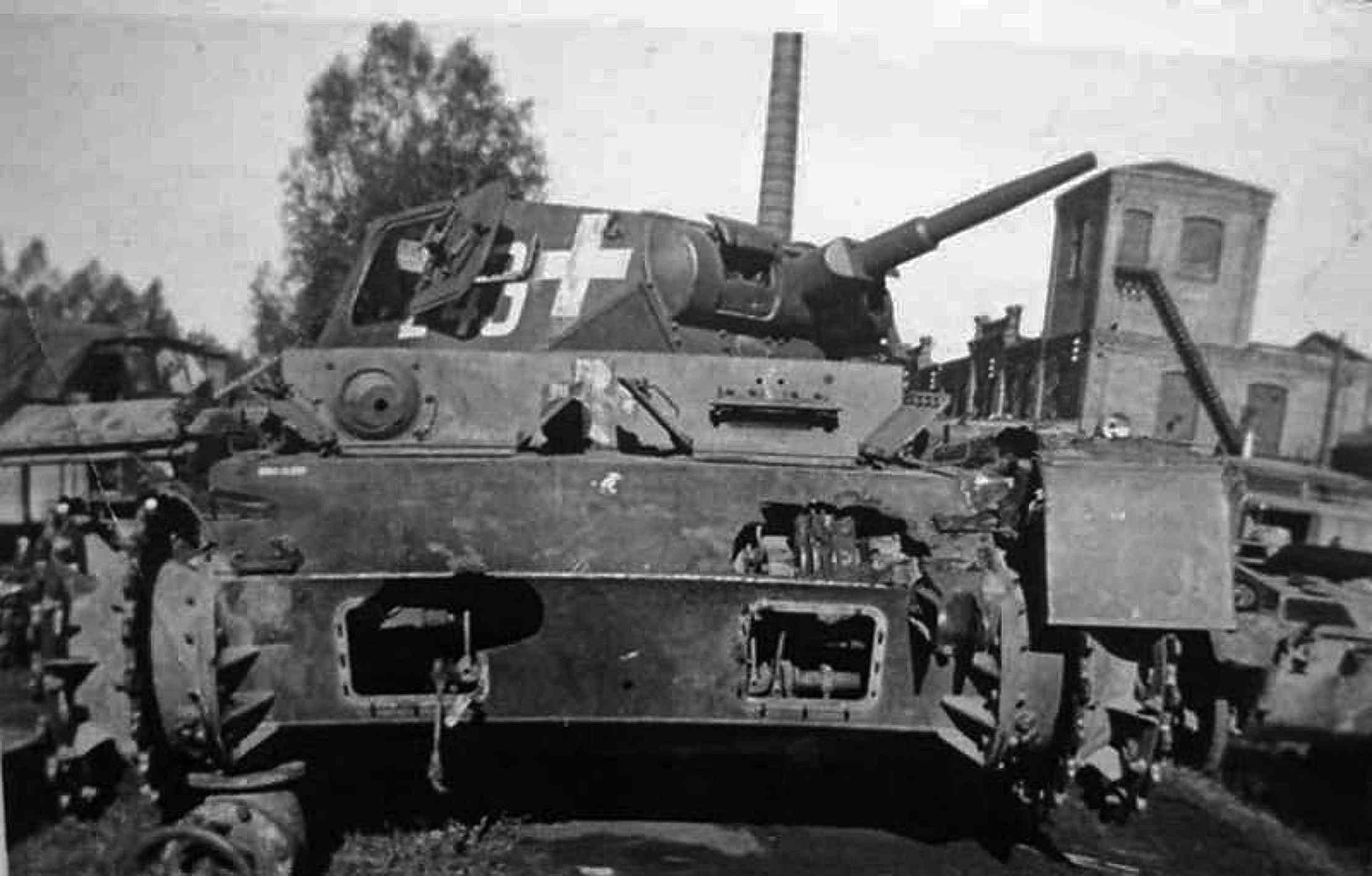Destroyed_Panzer_III_Panzerregiment_1_1939.jpg