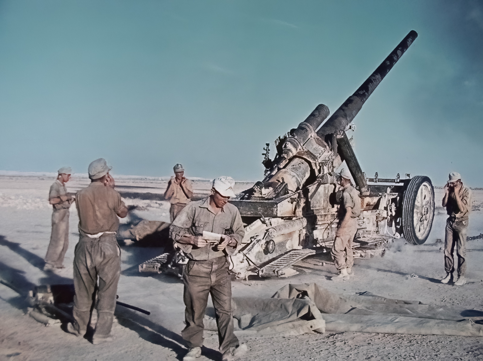 German-artillery-DAK-15cm-sFH-18-or-schwere-Feldhaubitze-18-in-North-Africa-02-2625203732.jpg
