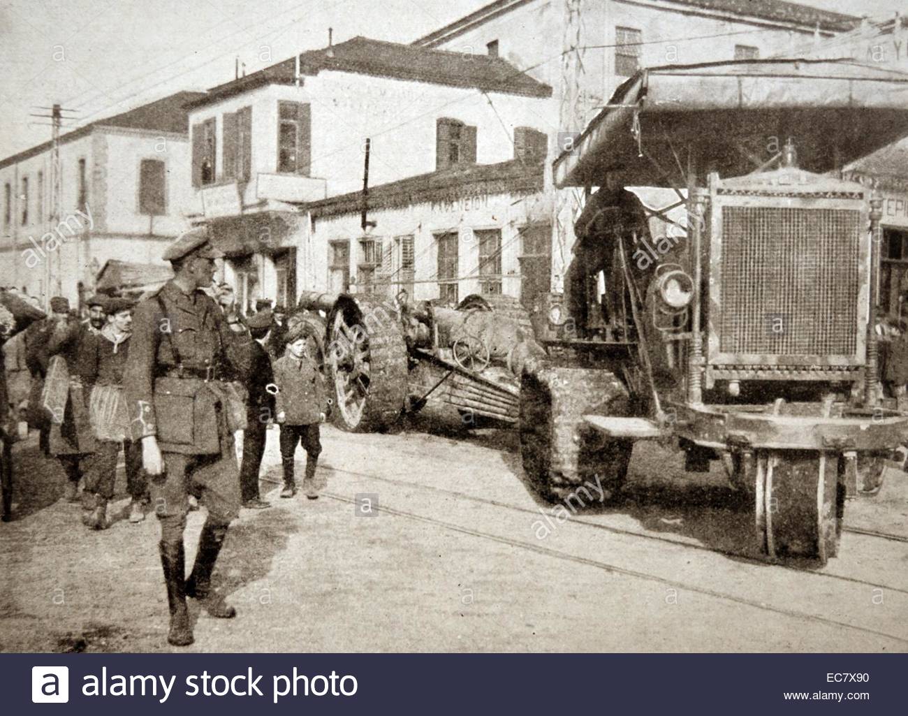 holt-tractor-hauling-british-artillery-in-salonika-greece-during-world-EC7X90.jpg