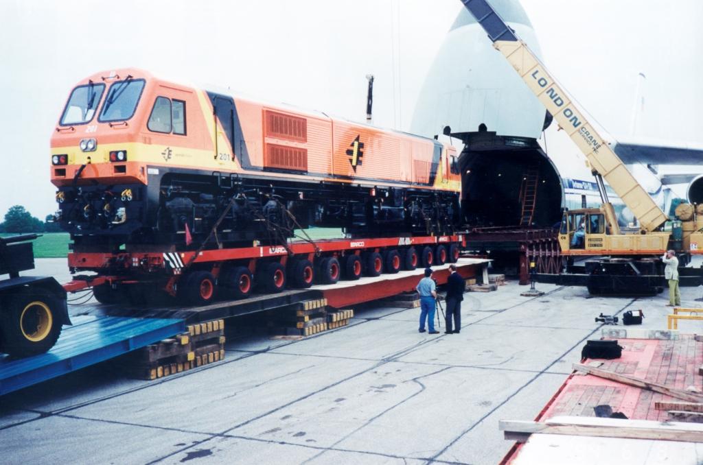 June-1994-London-Ontario-to-Dublin-complete-new-GM-Diesel-locomotive-for-Irish-Rail.-146-tonne...jpg