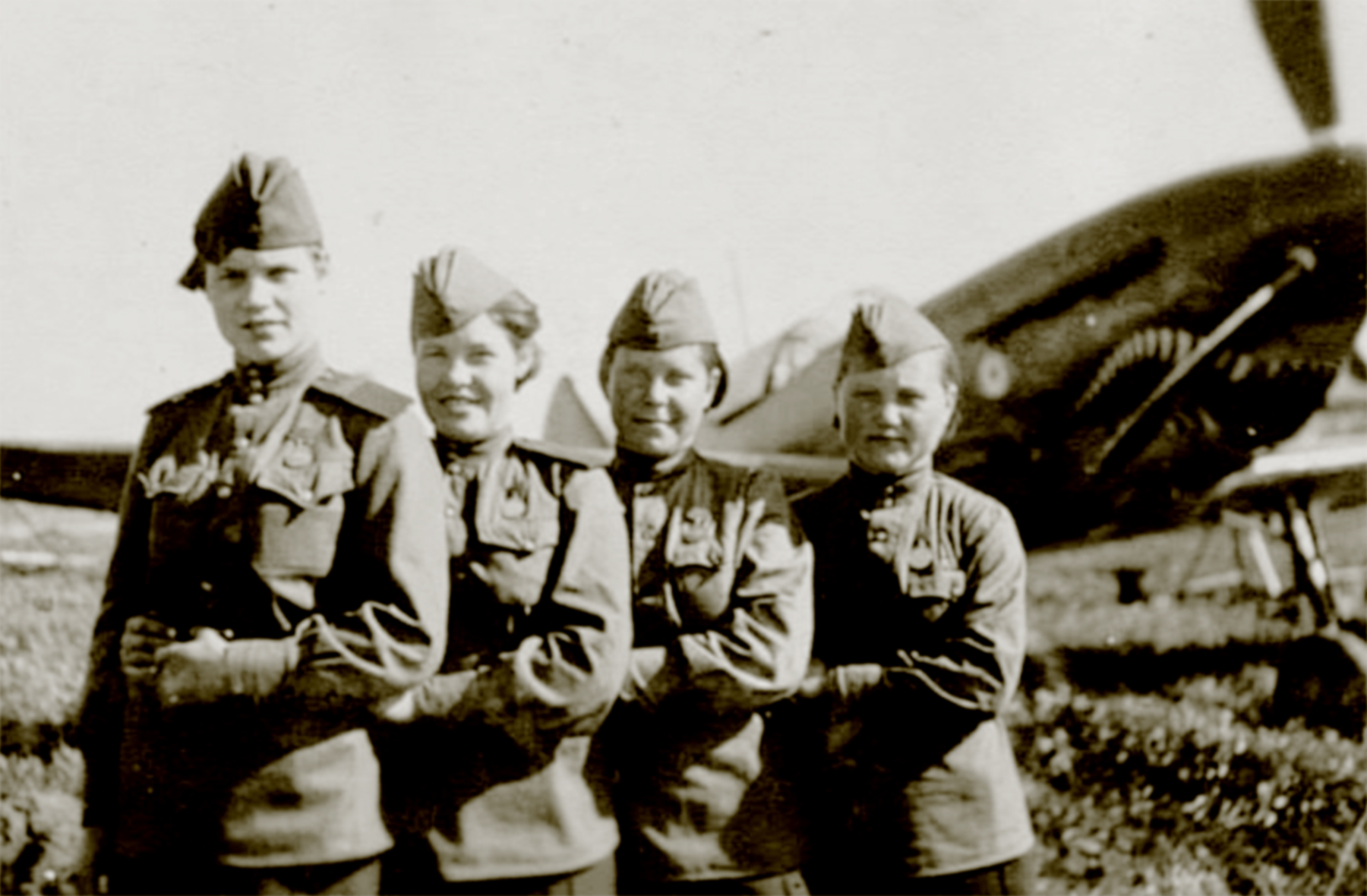 LaGG-3-156IAP-group-photo-with-female-technicians-Leningrad-front-Oct-1940-Sep-1943-01.jpg