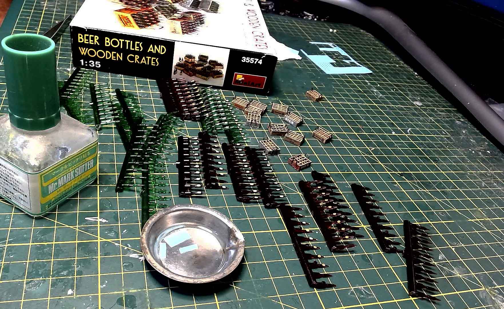 miniart beer bottles and crates.jpg