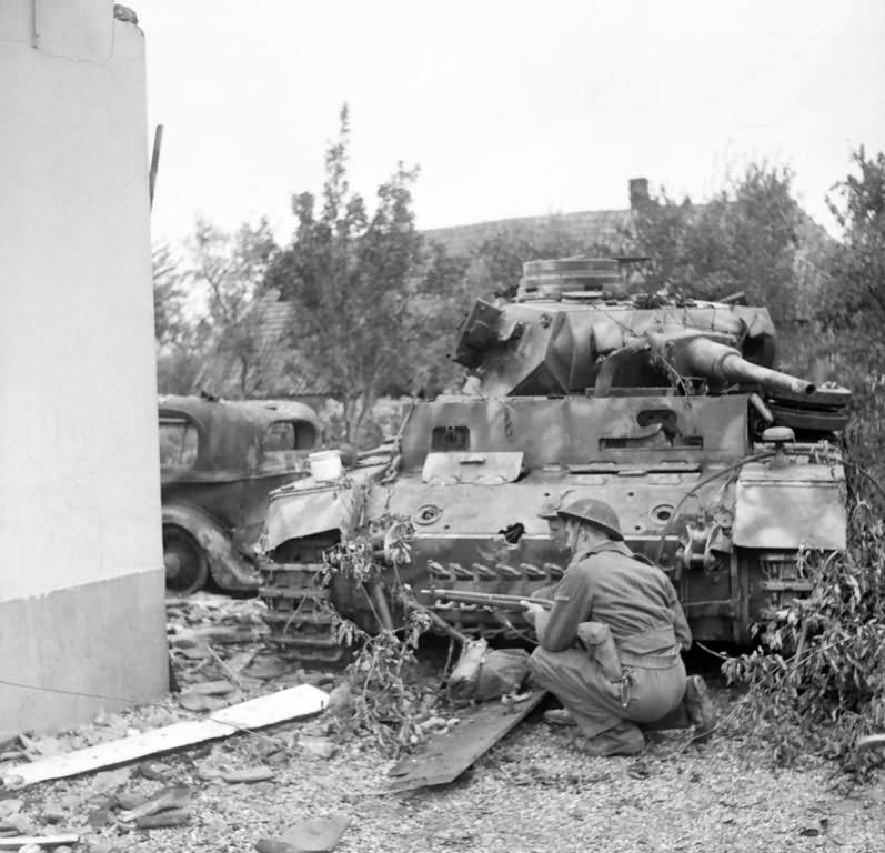 Panzer_III_tank_of_Panzer-Kompanie_Mielke_Kampfgruppe_Knaust_in_Oosterhout_September_1944.jpg