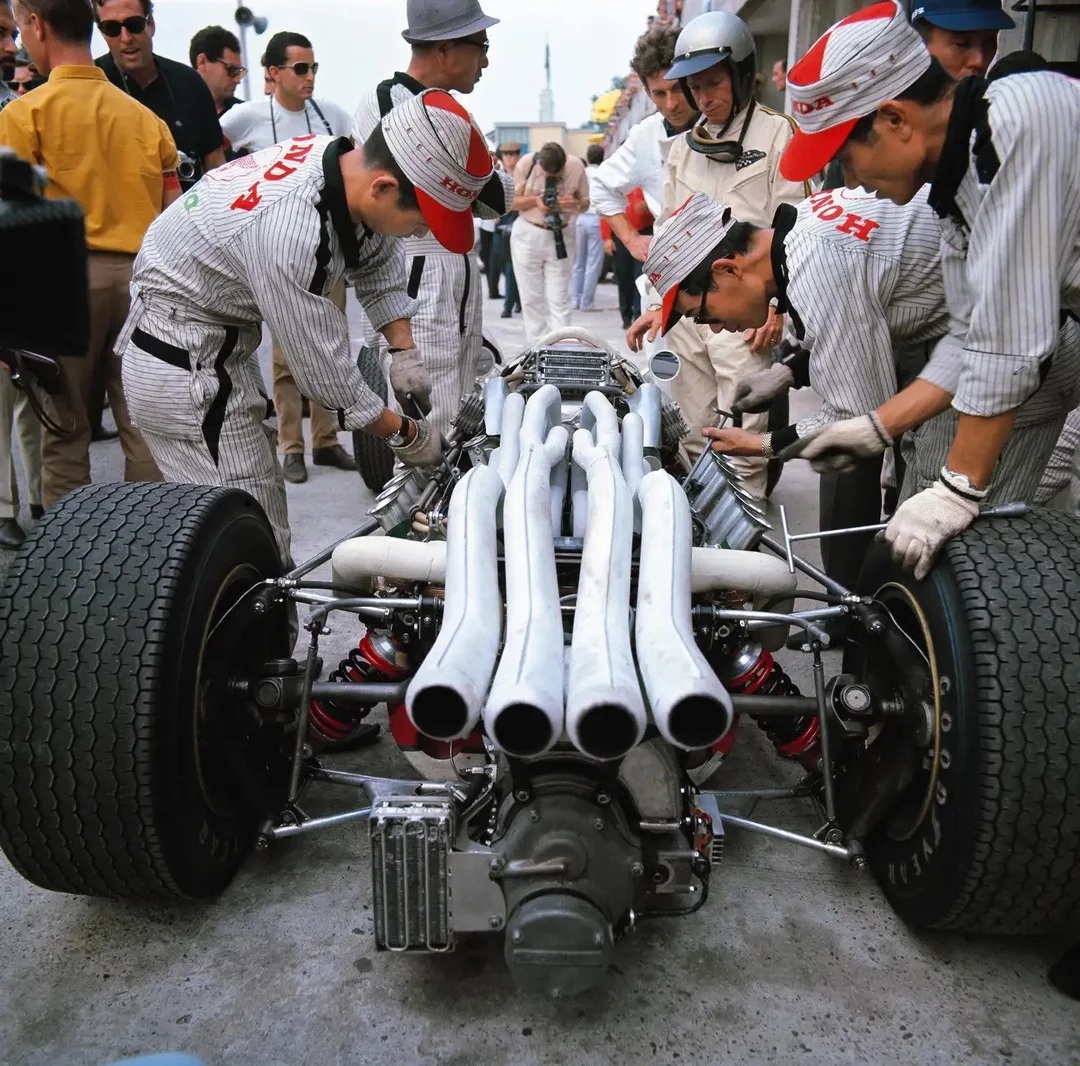 richie-ginther-waits-as-his-crew-works-on-his-honda-ra273-v0--sFSMc9W1lg8TPSka7VrGbfln9RCxmu6X...jpg