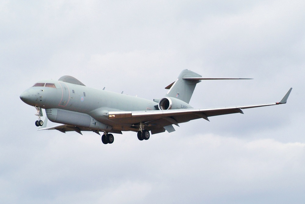 Sentinel_R.1_ZJ692_5_Sqdn._RAF_Landing_at_RAF_Waddington_(4454372764).jpg