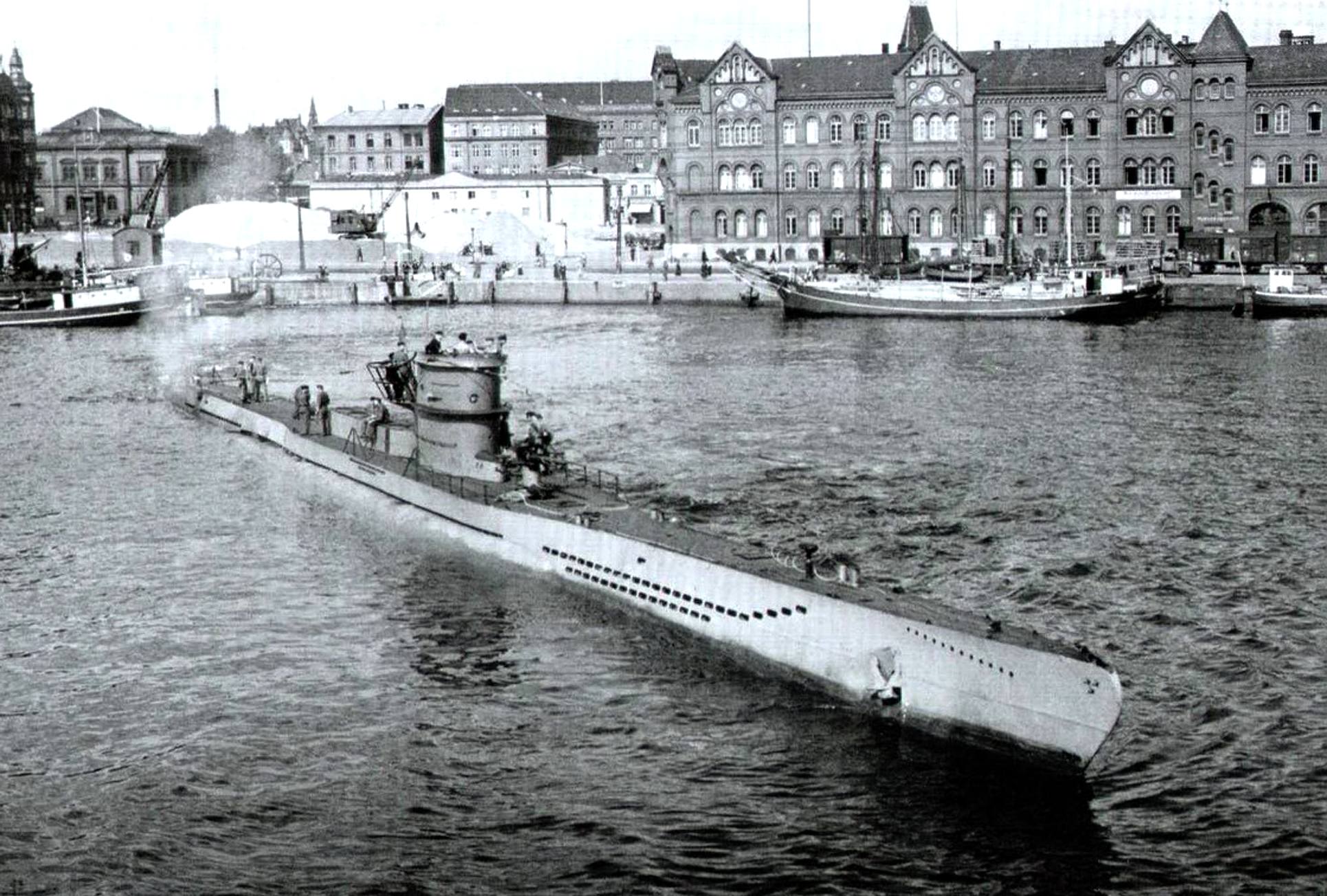 U-218 in Kiel harborWEB.jpg