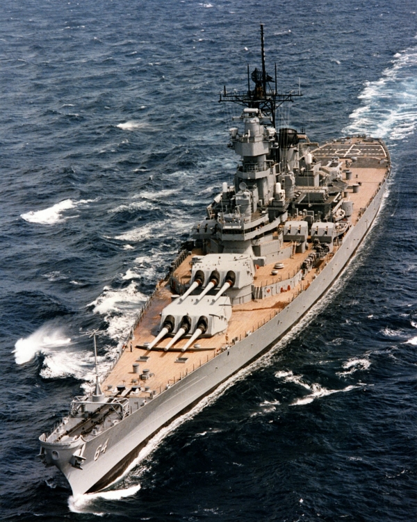 USS_Wisconsin_(BB-64)_underway_at_sea,_circa_1988-1991_(NH_97206-KN).jpg