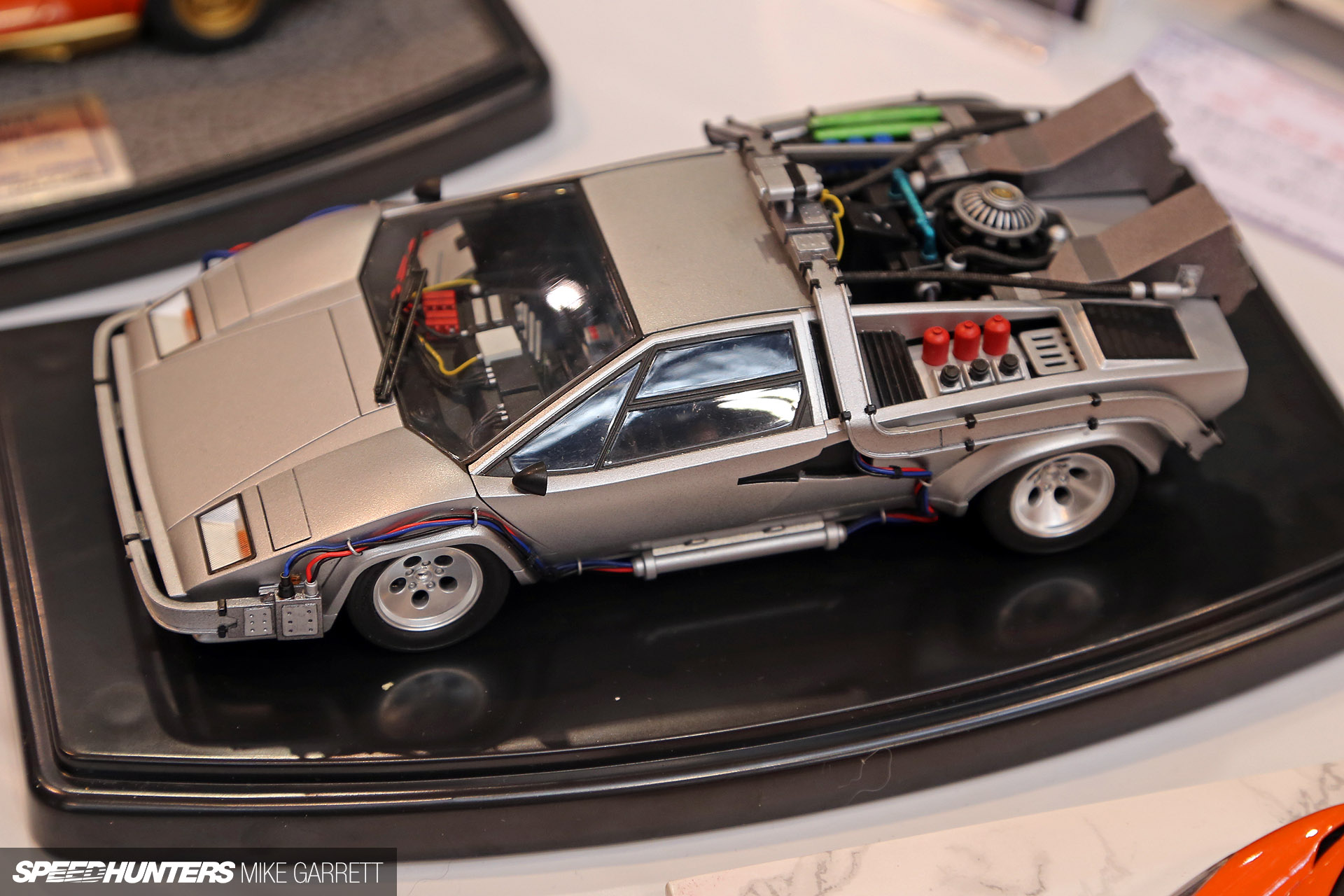 what-if-back-to-the-future-time-machine-was-a-modified-lamborghini-countach-98891_1.jpg