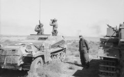 Bundesarchiv_Bild_101I-784-0241-01,_Nordafrika,_Soldaten_in_Schützenpanzer (1).jpg
