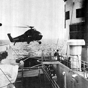 UH-34D_of_HMM-263_landing_on_USS_Repose_28AH-1629_off_Vietnam_1966.jpg