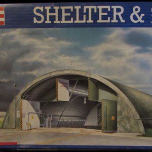 Revell_Aircraft_Shelter_and_Ground_Plate.jpg