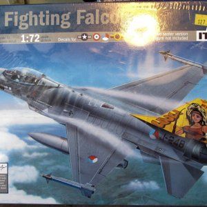 Italeri_F-16_Fighting_Falcon.jpg