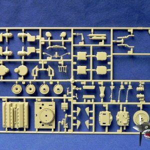 Italeri6545T3485SprueTreeEfront.JPG