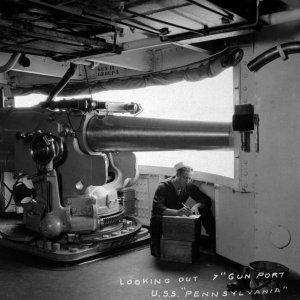 Looking-out-5-Inch-gun-port-of-the-Pennsylvania-BB-38-Ca_-1918_-Note-the-caption-says-72727-inch-gun22_-historyinfotos.jpg