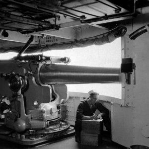 Looking-out-5-Inch-gun-port-of-the-Pennsylvania-BB-38-Ca_-1918_-Note-the-caption-says-72727-inch-gun22_-historyinfotos~0.jpg