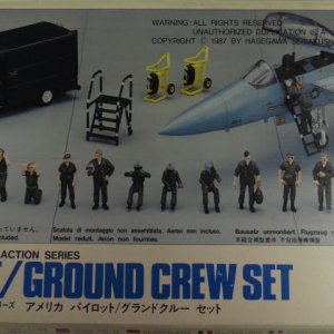Hasegawa US Pilot and Cround Crew Set.jpg