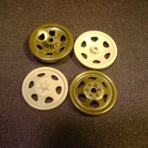 side_by_side_of_Italeri___1120_productions_road_wheels_for_RSO.JPG