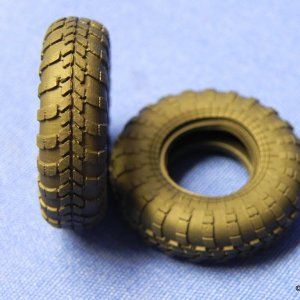 TrumpeterBTR70EarlyTires.JPG