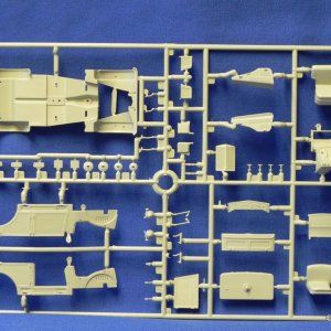 Italeri64697508CMSprueAfront.JPG