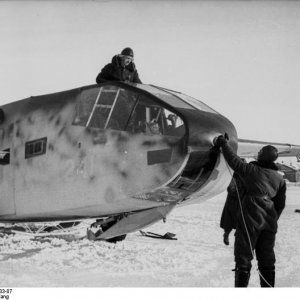 Sowjetunion2C_Kessel_von_Cholm_-_Transport_von_Soldaten_mit_Lastensegler_Gotha_Go_242__Soldaten_beim_Besteigen_des_Flugzeugs3B_PK_501__2.jpg