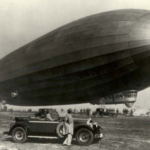 1929-Packard-and-the-Graf-Zeppelin.jpg