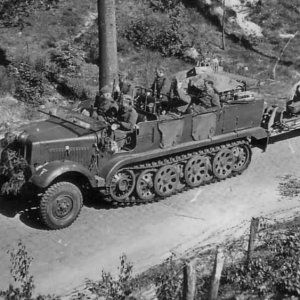 Wehrmacht_SdKfz_6_towing_gun.jpg