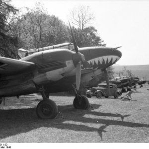 Bundesarchiv_Bild_101I-382-0211-22252C_Flugzeug_Messerschmitt_Me_110.jpg