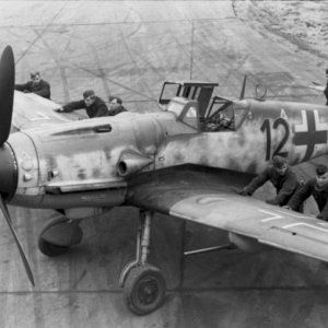 Bundesarchiv_Bild_101I-487-3066-042C_Flugzeug_Messerschmitt_Me_109.jpg