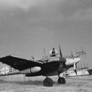 Bundesarchiv_Bild_101I-492-3347-0252C_Nachtjagdflugzeuge_Messerschmitt_Me_110.jpg