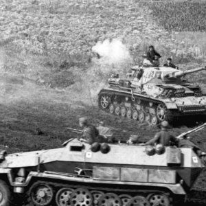 Bundesarchiv_Bild_101I-219-0596-122C_Russland2C_Panzer_IV_und_Schutzenpanzer_in_Fahrt.jpg