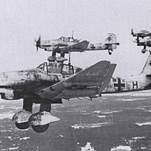 Junkers-Ju-87D-Stuka-I_StG5-mission-ready-in-formation-Russia-1942-01.jpg