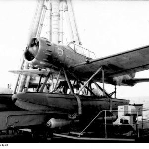Bundesarchiv_Bild_101II-MW-1949-032C_Kreuzer_-Admiral_Hipper-2C_Bordflugzeug.jpg