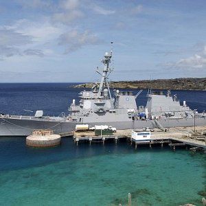 US_Navy_070403-N-5459S-038_Guided_missile_destroyer_USS_Mahan_DDG_72_is_moored_pierside_in_Caracasbaai_during_her_port_visit_to_Curacao.jpg