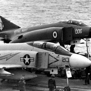 F-4J_VF-33_and_F-4K_892_NAS_on_USS_Independence_28CVA-6229_1971.jpg