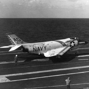 F3H-2_of_VF-41_landing_on_USS_Independence_28CVA-6229_1961.jpg