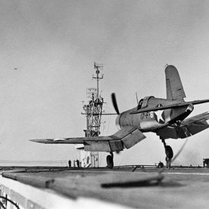 F4U-1_VF-17_landing_on_USS_Charger_28CVE-3029_1943.jpeg