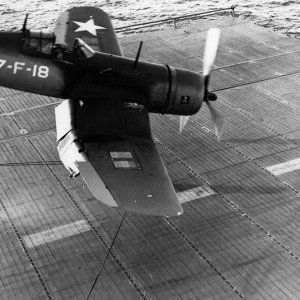 f4u-1-vf-17-f-18-01.jpg